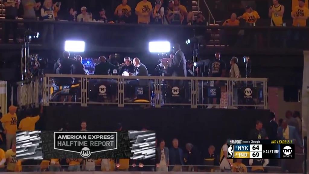 ?。哭D(zhuǎn)播鏡頭給到解說看臺(tái)，奧尼爾居然抱著一個(gè)人在彎舉