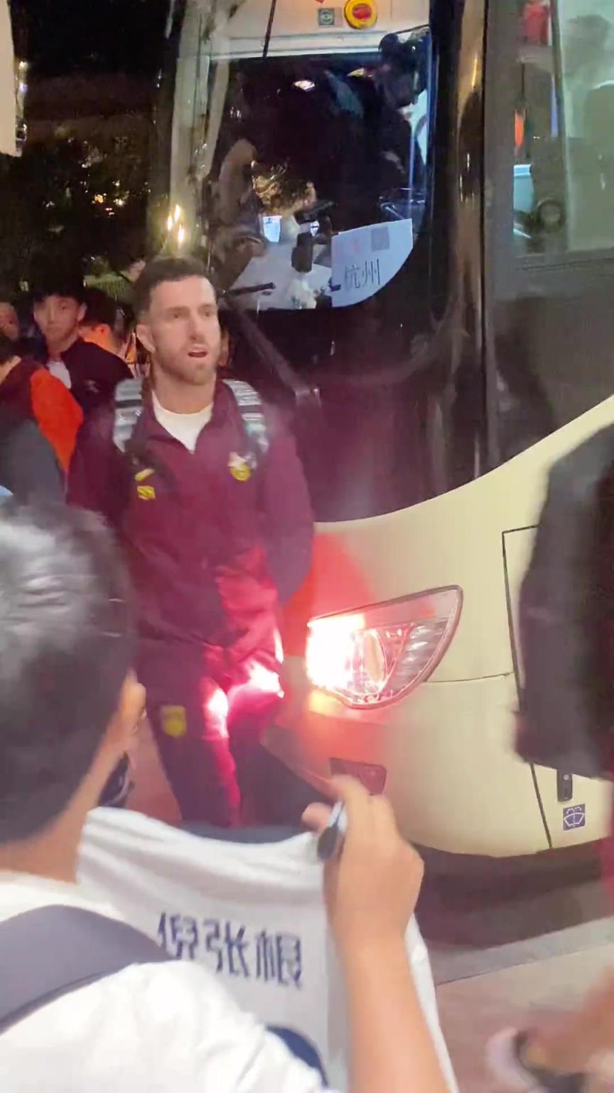 韋世豪嚇得箭步逃跑！國足深夜到酒店差點(diǎn)被摁在車頭不讓走