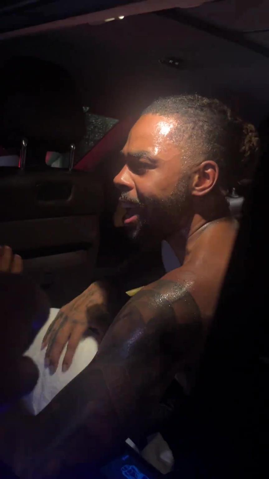 太熱情了！拉塞爾中國行坐車離開球迷們被團(tuán)團(tuán)圍住