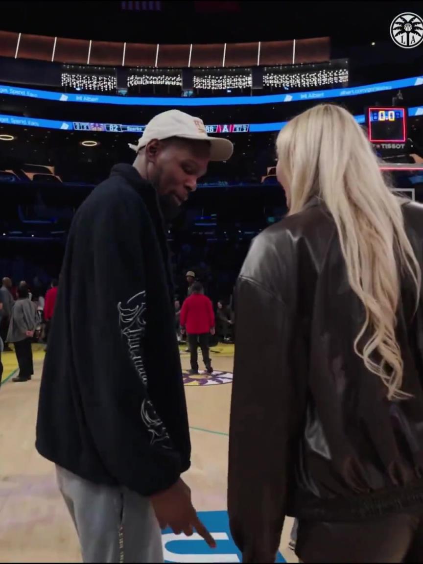 小帥這氣質(zhì)！杜蘭特與庫(kù)里教妹布林克擁抱，眼睛好像一直偷瞟布林克大長(zhǎng)腿