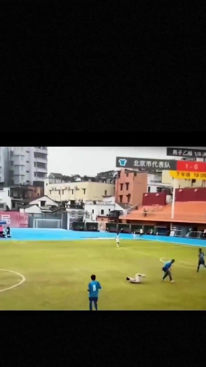 太可怕了！全運(yùn)會(huì)驚現(xiàn)殺人足球，球員將對(duì)手直接踢骨折