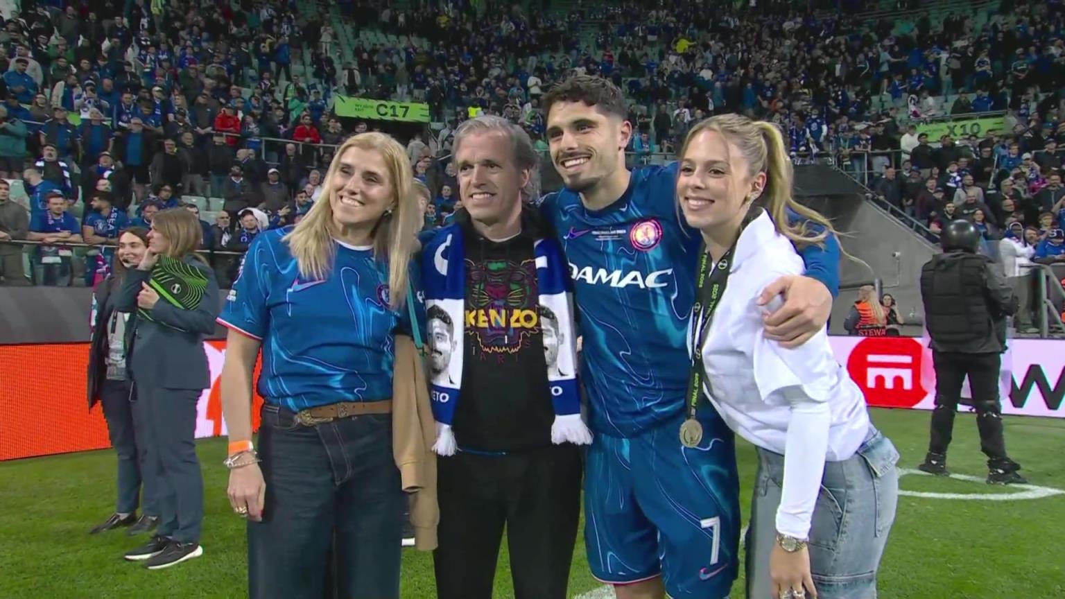 內(nèi)托好福氣！奪冠后高顏值女友來(lái)合照，身材相當(dāng)哇塞！