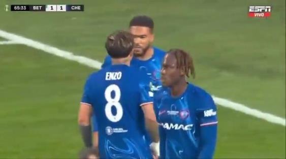 繼續(xù)干！恩佐進(jìn)球后給了詹姆斯一巴掌，兩人頂頭互相打氣