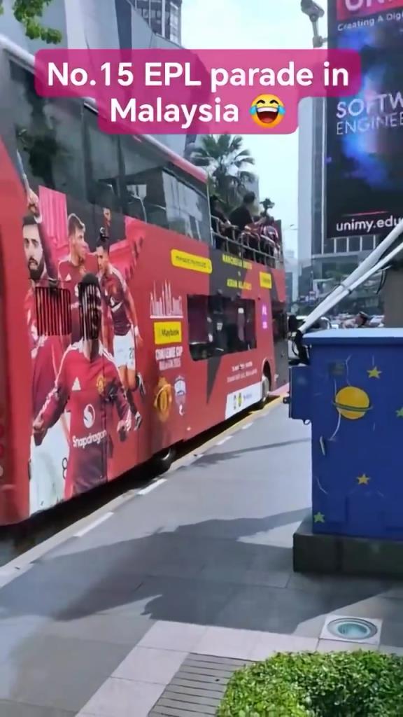 游街示眾？曼聯(lián)在馬來(lái)西亞街頭大巴游行，球迷笑噴
