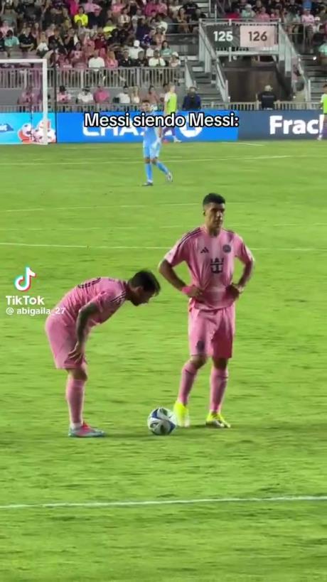 哈哈！梅西擺任意球偷偷往前挪被裁判抓包