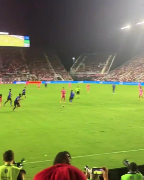 梅老板為了給蘇亞雷斯送個(gè)助攻，也是拼了啊