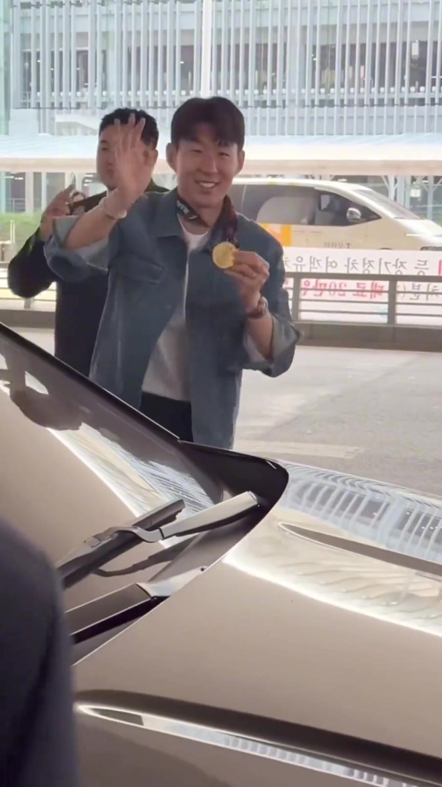衣錦還鄉(xiāng)！孫興慜返回韓國(guó)，眾多女球迷讓其把歐聯(lián)獎(jiǎng)牌戴上