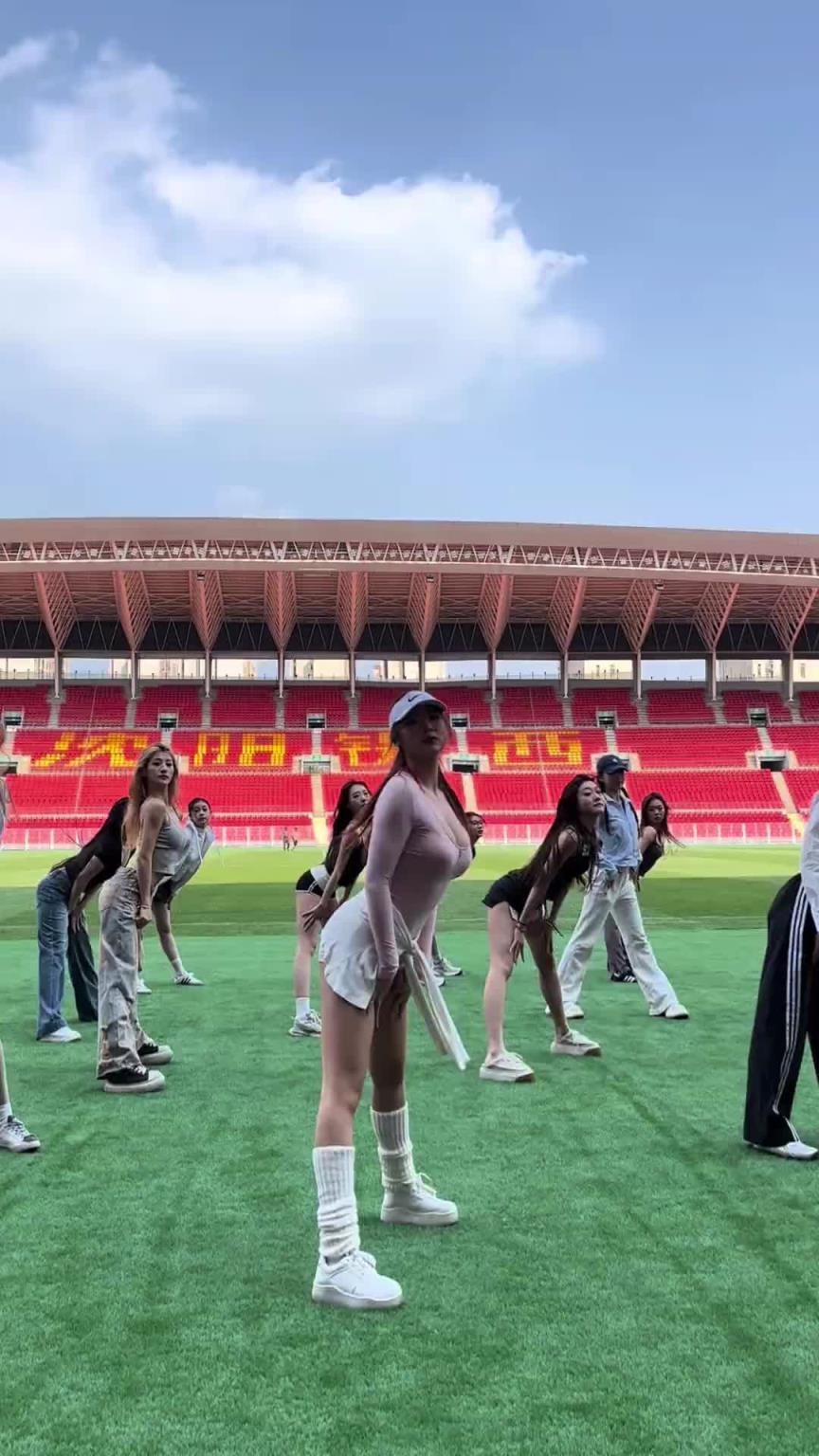 好看！在彩排的遼寧鐵人啦啦隊(duì)小姐姐們