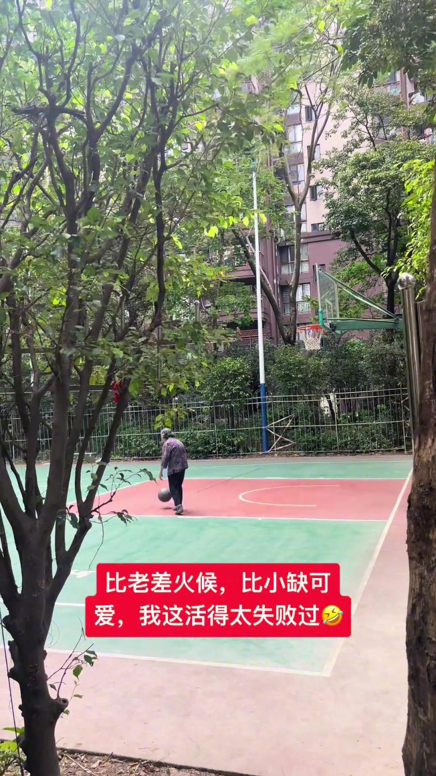 這阿婆單手一投一個準，姜還是老的辣