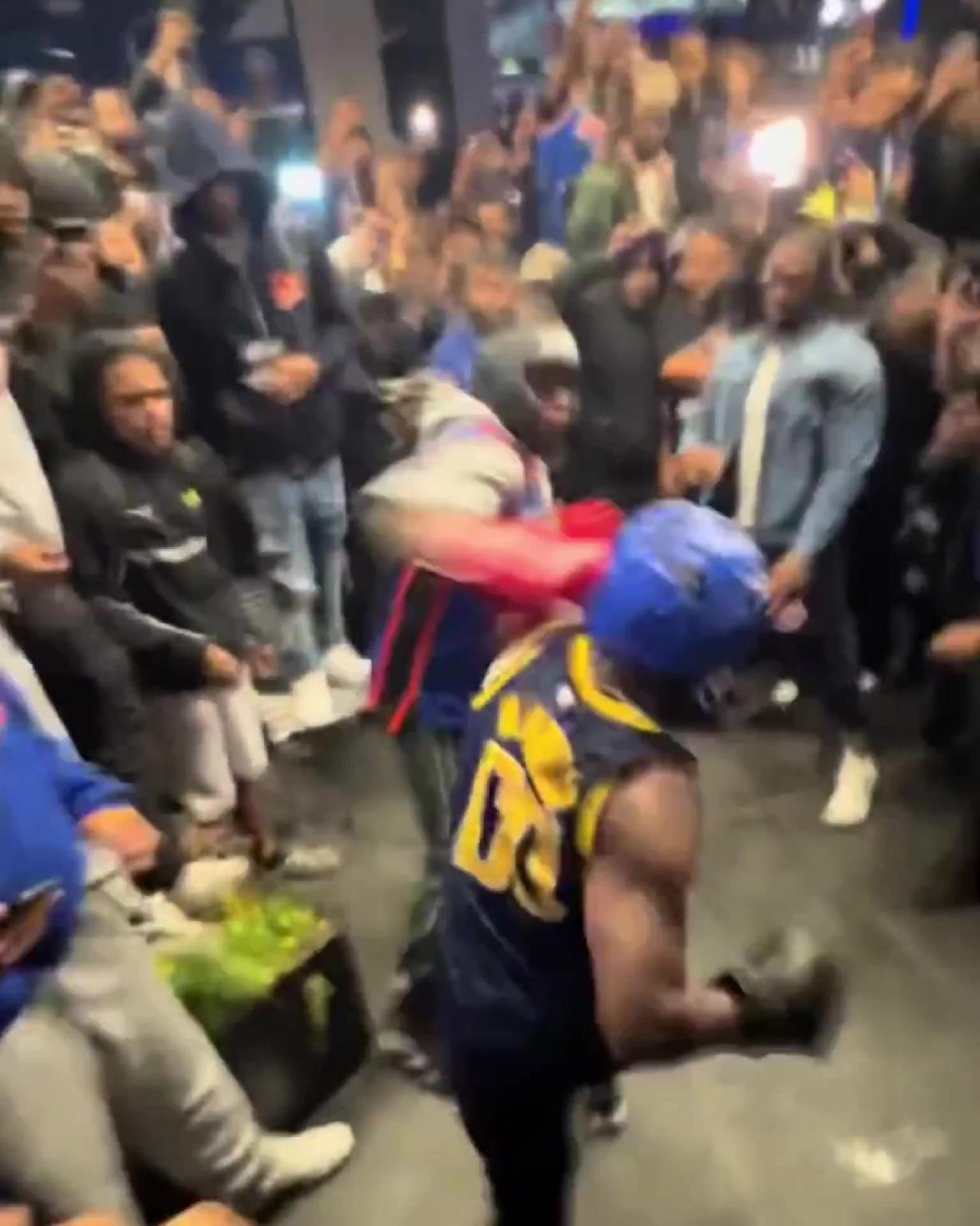 這不比場上好看？尼克斯&步行者球迷賽后直接1v1拳擊