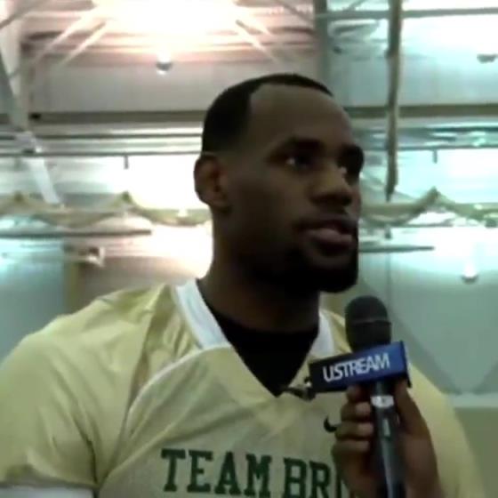 哥兩個還會這個啊？11年NBA停擺期間老詹和阿杜組隊玩橄欖球