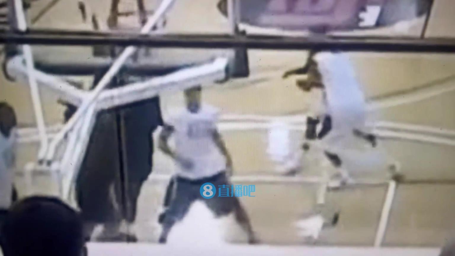 引熱議！美媒翻舊賬：當(dāng)年詹姆斯被大學(xué)生隔扣，耐克沒收了錄像帶