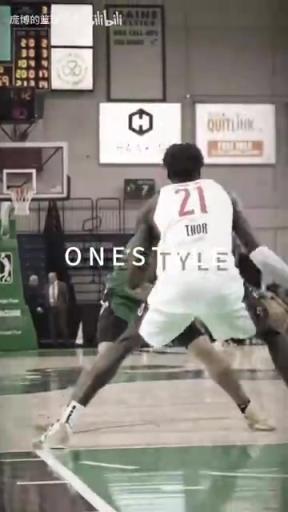 正統(tǒng)美式后衛(wèi)！JD戴維森炒菜后低手合球，對抗上籃打進(jìn)！