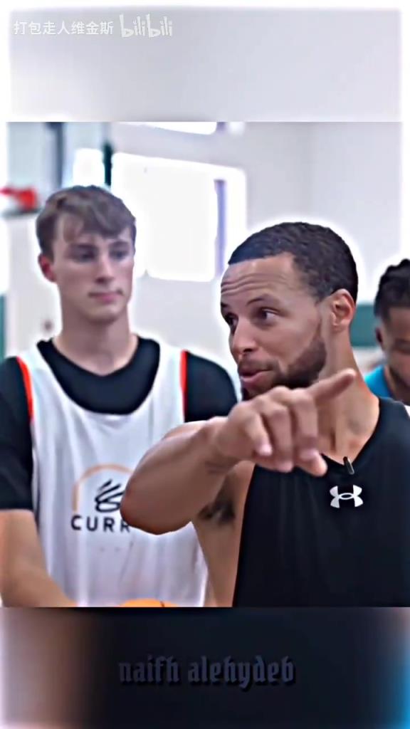 庫里：其實(shí)這個暴扣是我教的！當(dāng)弗拉格出現(xiàn)在庫里的訓(xùn)練營！