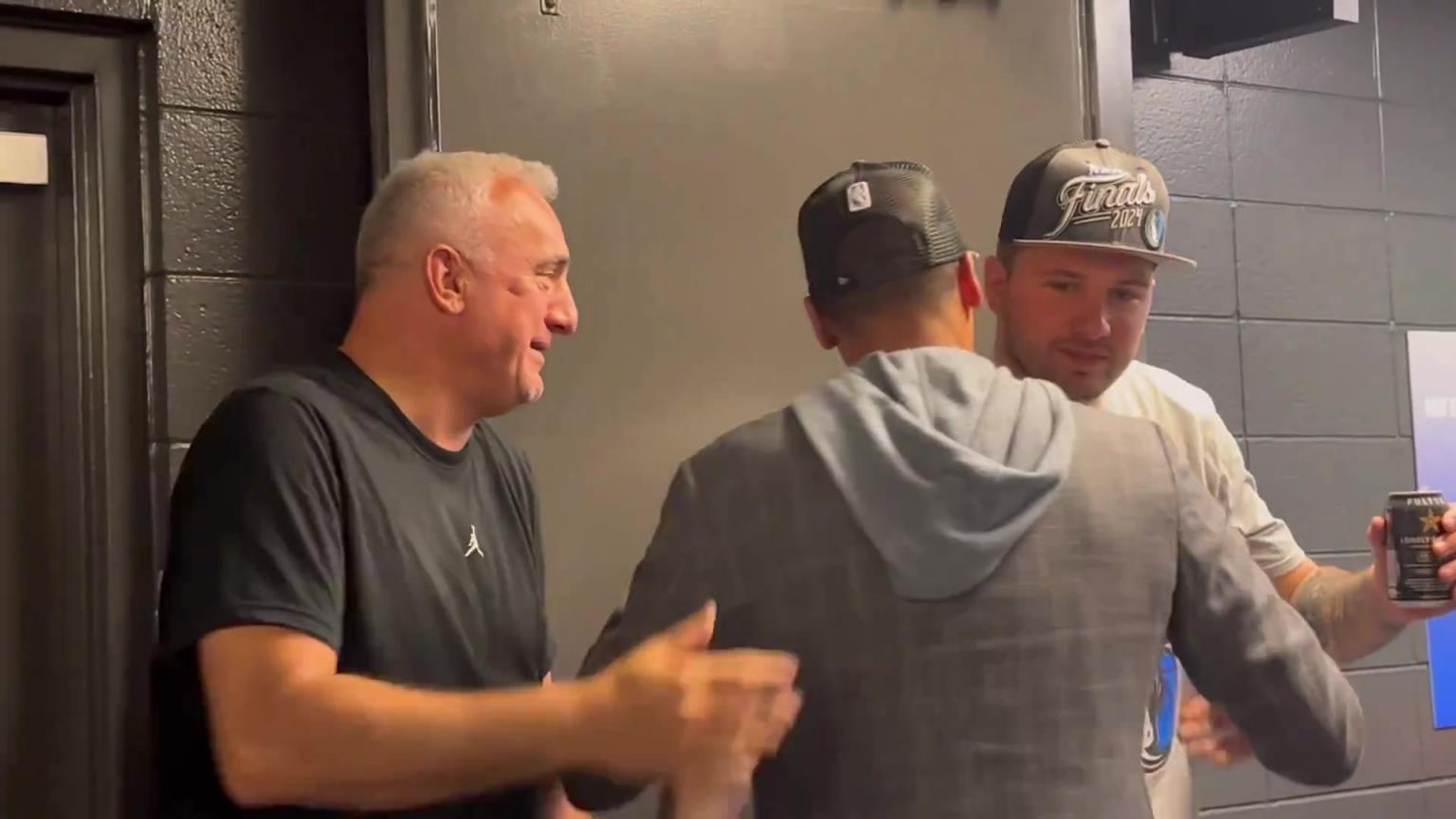 去年的今天，東契奇率隊(duì)殺入總決賽，賽后喝啤酒被芬利沒收