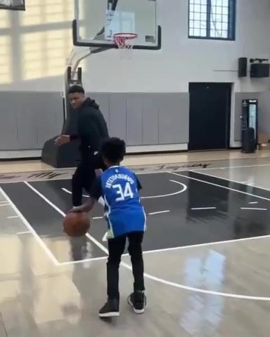 交易價值急劇下降！字母哥和小球迷單挑被當(dāng)面絕殺