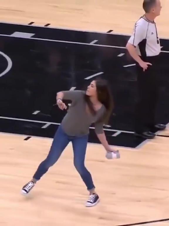 不愧是美國(guó)女籃主力，普拉姆的力量太嚇人了