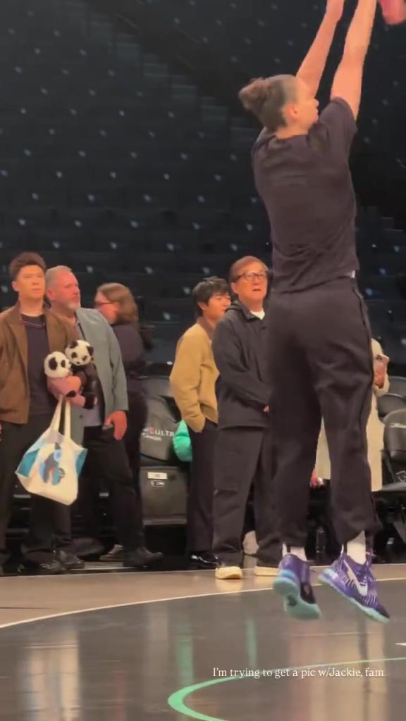 71歲成龍現(xiàn)身巴克萊中心看女籃比賽：她們投籃怎么那么準(zhǔn)！！！