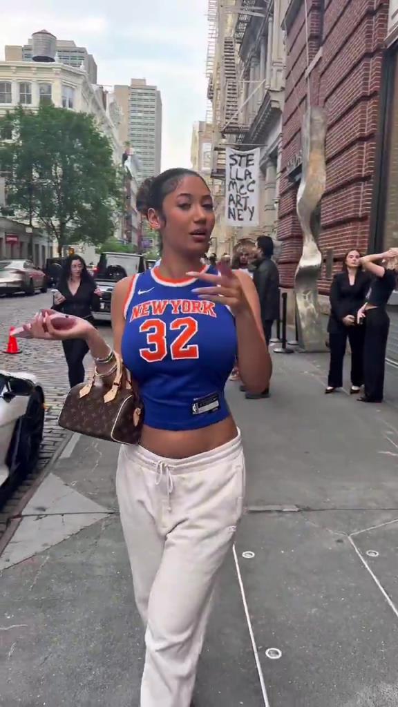 哇塞！一豐滿尼克斯女球迷身穿唐斯球衣，真是太吸引眼球了