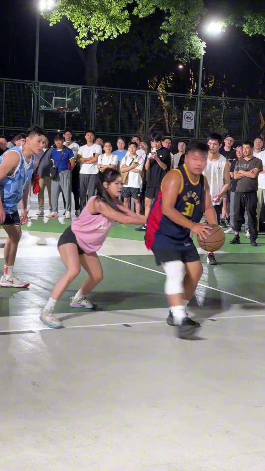 這哥們看見防自己的是女生，一個勁背打，球也不傳了