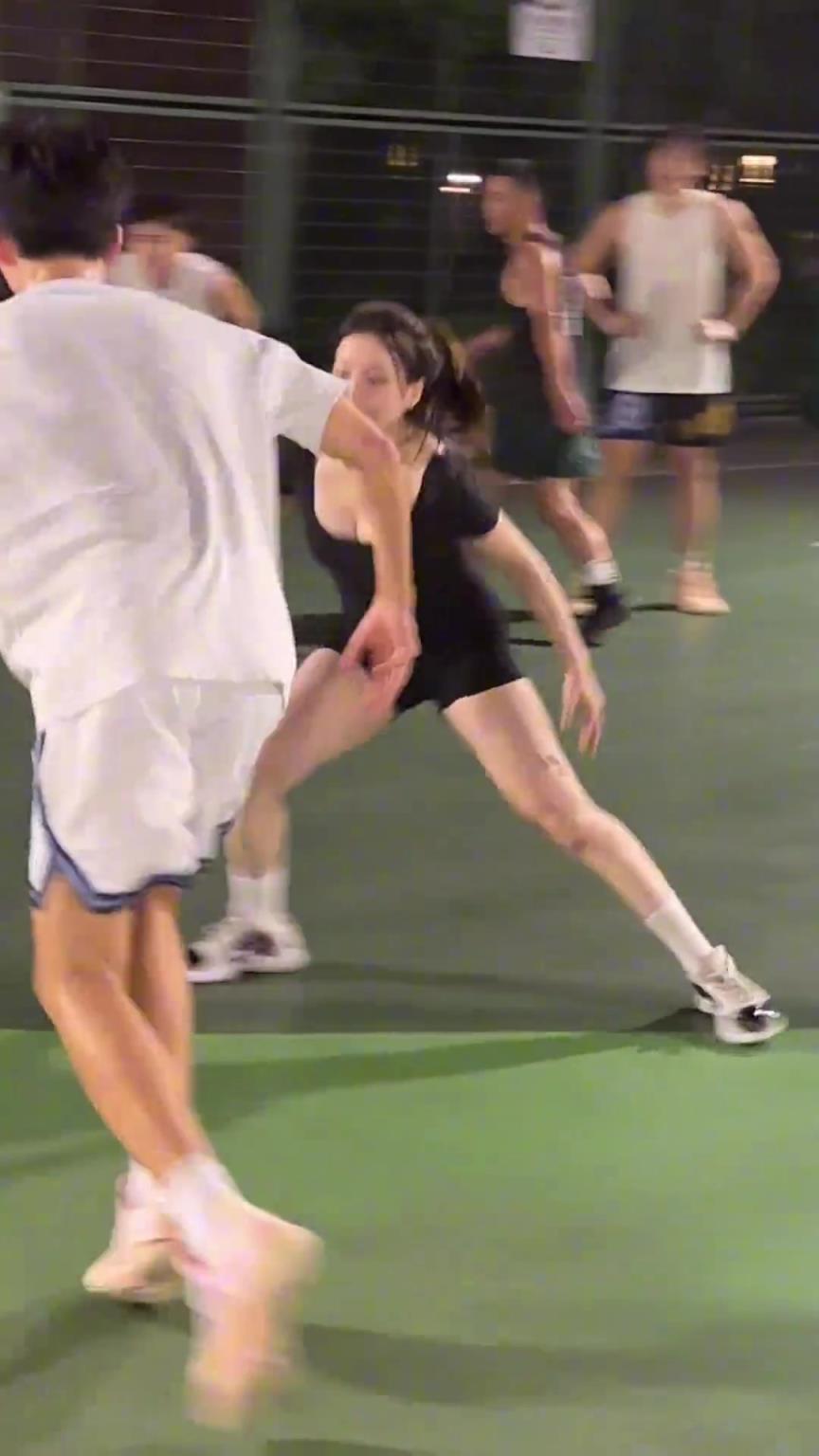 小姐姐防得真兇！瘦點的男生都拿她沒辦法